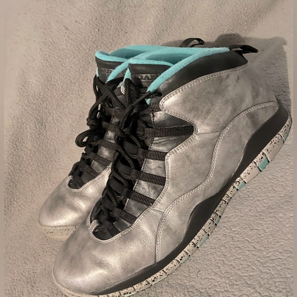 705178-045
DUST/METALLIC GOLD-BLACK
Retail Price
$190
Release Date
02/15/2015 - Picture 6 of 8